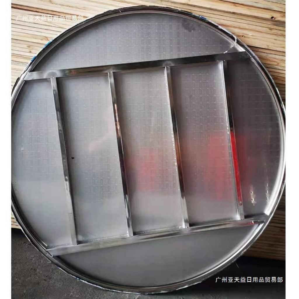 Nhân viên đang thực hiện vệ sinh mặt bàn inox bằng khăn lau và dung dịch chuyên dụng.