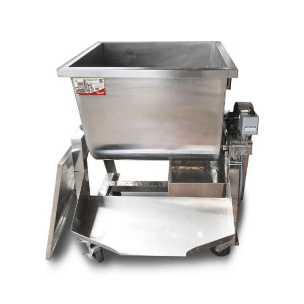 Nhân viên kỹ thuật đang hướng dẫn khách hàng cách vệ sinh khoang trộn và cánh khuấy của máy trộn thịt.