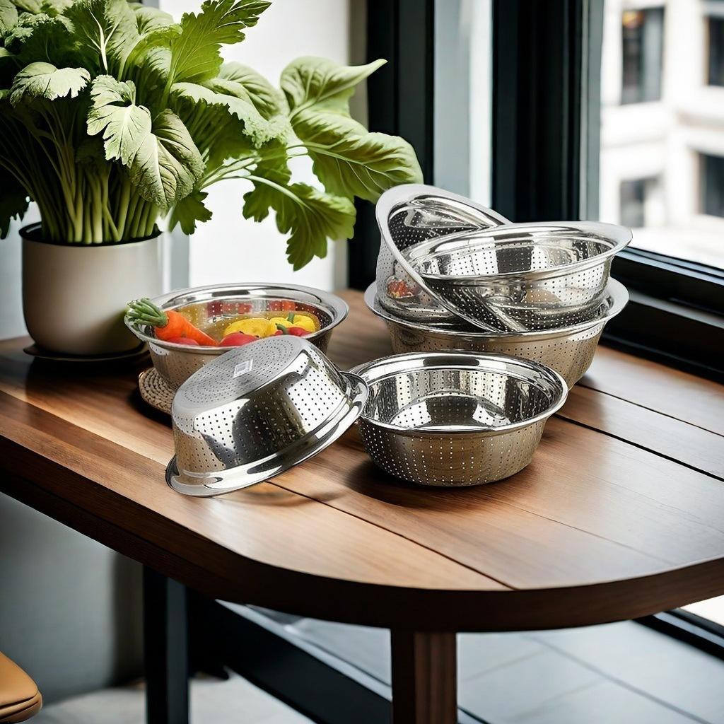 Minh họa cách vệ sinh rổ inox đúng cách bằng khăn mềm và nước rửa chén.