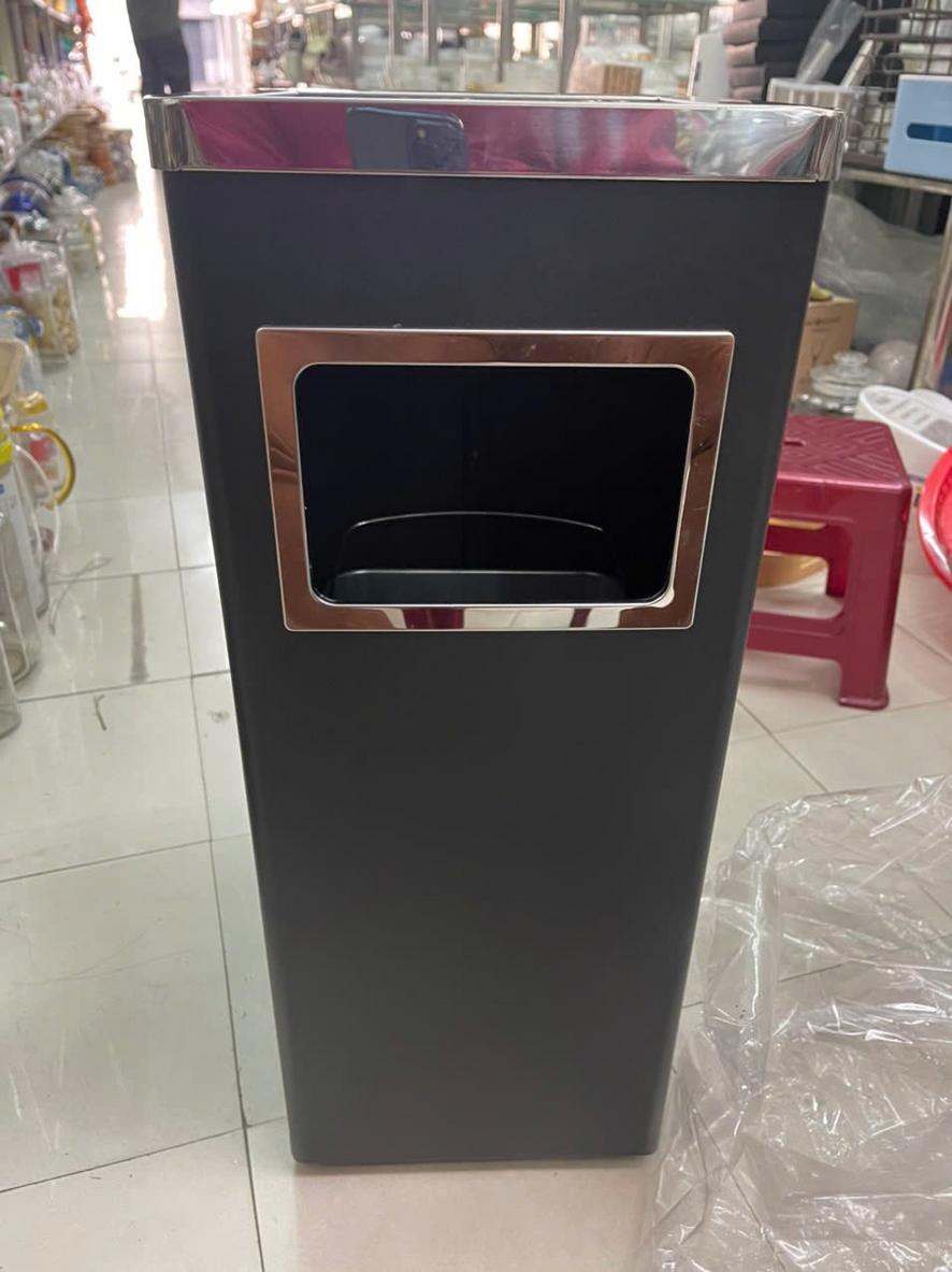 Dùng khăn mềm ẩm để lau bề mặt inox giúp tránh trầy xước và giữ độ bóng.