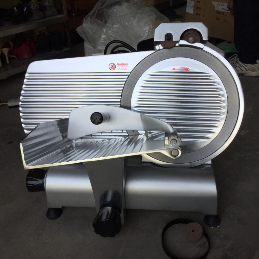 Đội ngũ kỹ sư Cơ Khí Đại Việt đang lắp đặt hệ thống bếp công nghiệp cho một nhà hàng lớn.