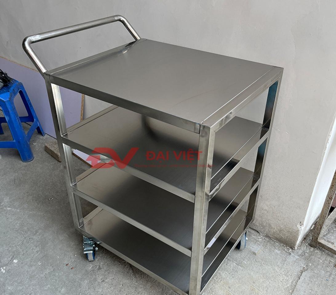 Cận cảnh bề mặt Inox 304 (SUS304) sử dụng cho khung và tầng xe, minh họa độ bóng và khả năng chống gỉ.