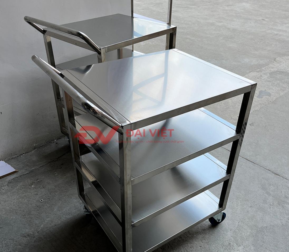 Bánh PU chịu lực Ø100–130 mm giúp di chuyển êm và bền trong môi trường kho.