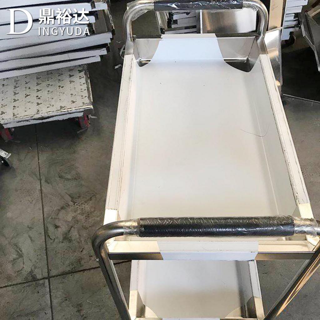 Bánh xe xoay 360° (2 bánh có khóa) và hai tầng phẳng — linh hoạt khi di chuyển, an toàn khi cố định.