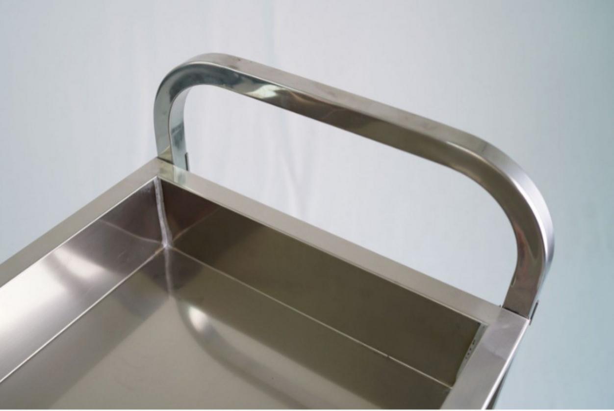 Ngăn kéo dài 560 mm và bánh xe Ø90 mm có phanh—tăng khả năng lưu trữ và cố định khi thao tác.