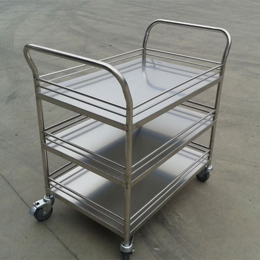 Hình ảnh thực tế Xe đẩy thiết bị y tế 150x89x46cm dạng cong 2 tầng sản xuất bởi Cơ Khí Đại Việt, thể hiện thiết kế hiện đại và vật liệu cao cấp.