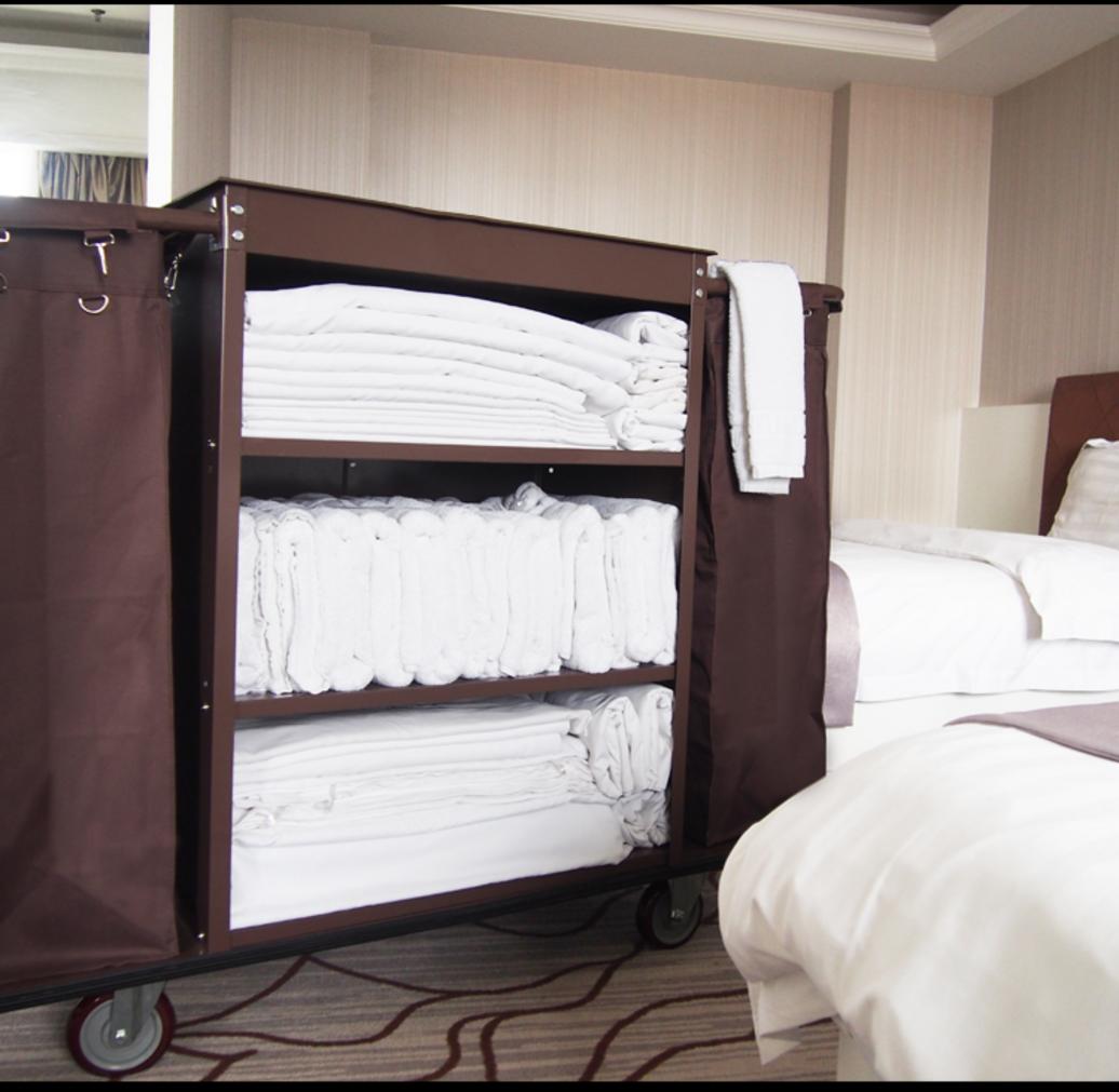 Túi bạt chống thấm và 3 ngăn phân loại giúp nhân viên housekeeping thu gom nhanh và sạch.