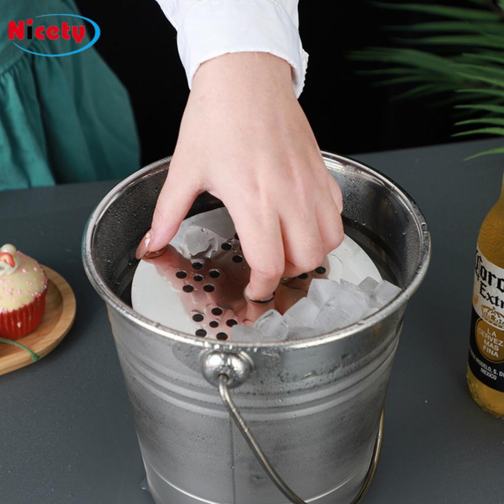 Xô đá inox 2 lớp là thiết bị tiêu chuẩn tại các quầy bar chuyên nghiệp, đảm bảo đá luôn ở trạng thái tốt nhất.