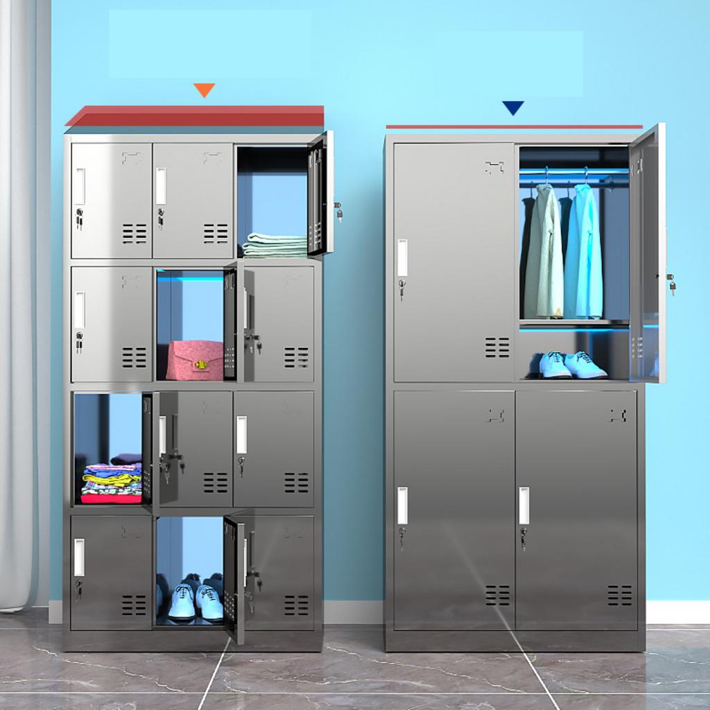 Một không gian phòng khách sang trọng với bàn trà inox mạ PVD kết hợp mặt đá, thể hiện xu hướng industrial luxury.