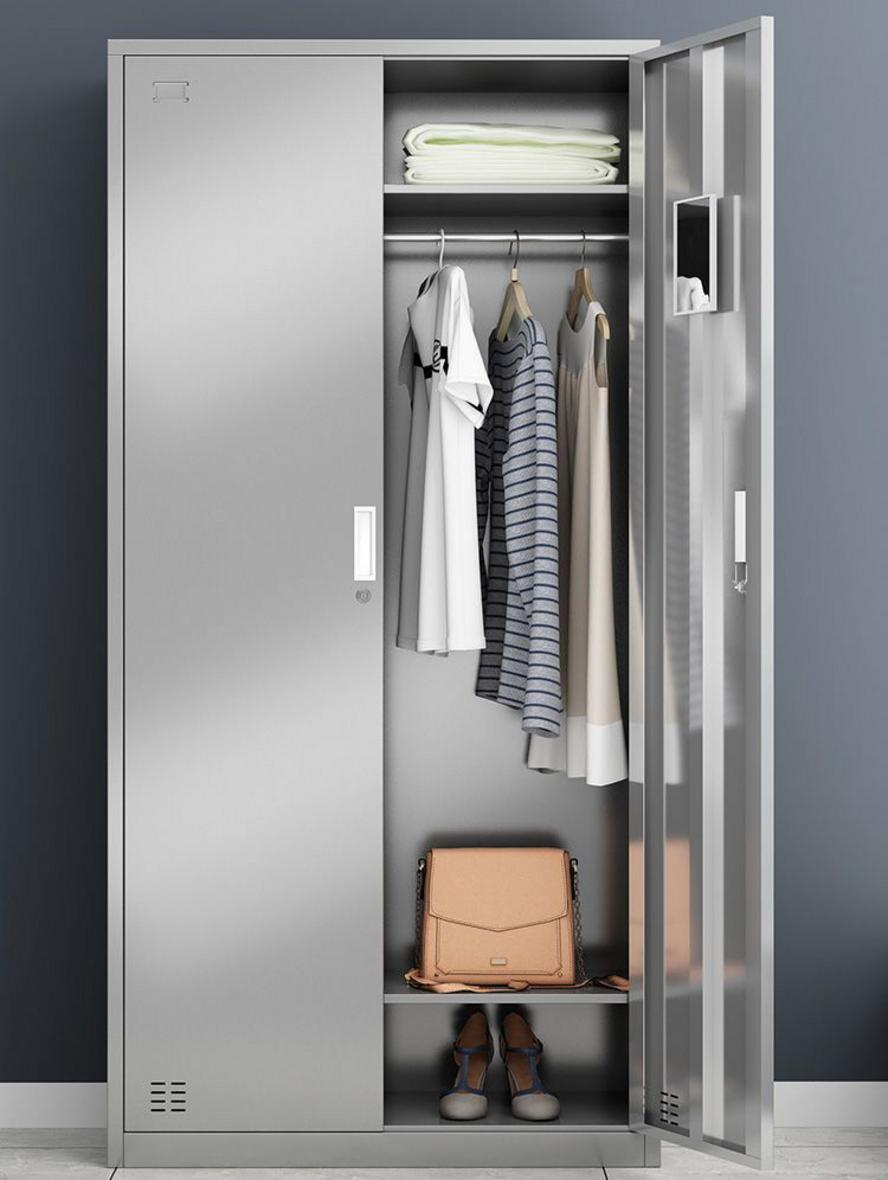 Một mẫu tủ inox áp dụng xu hướng thiết kế tối giản, kết hợp khung inox thanh mảnh và cánh kính lớn.