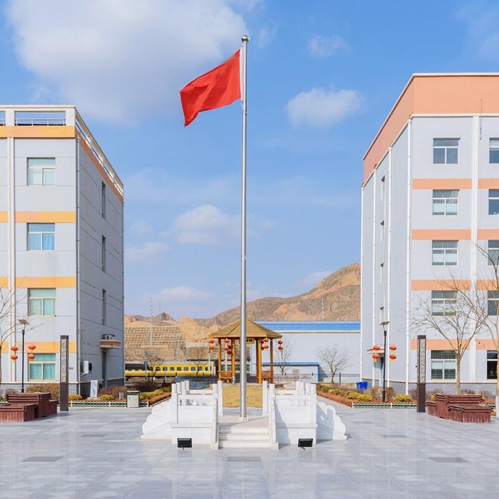 Nhân sự và máy móc hiện đại tại xưởng sản xuất của Cơ Khí Đại Việt.