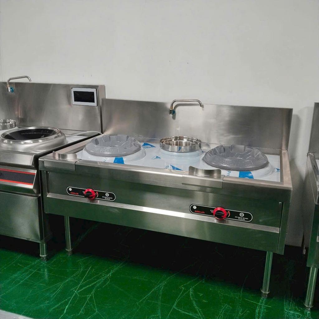 Đội ngũ kỹ sư và công nhân tại xưởng sản xuất bếp công nghiệp của Cơ Khí Đại Việt.