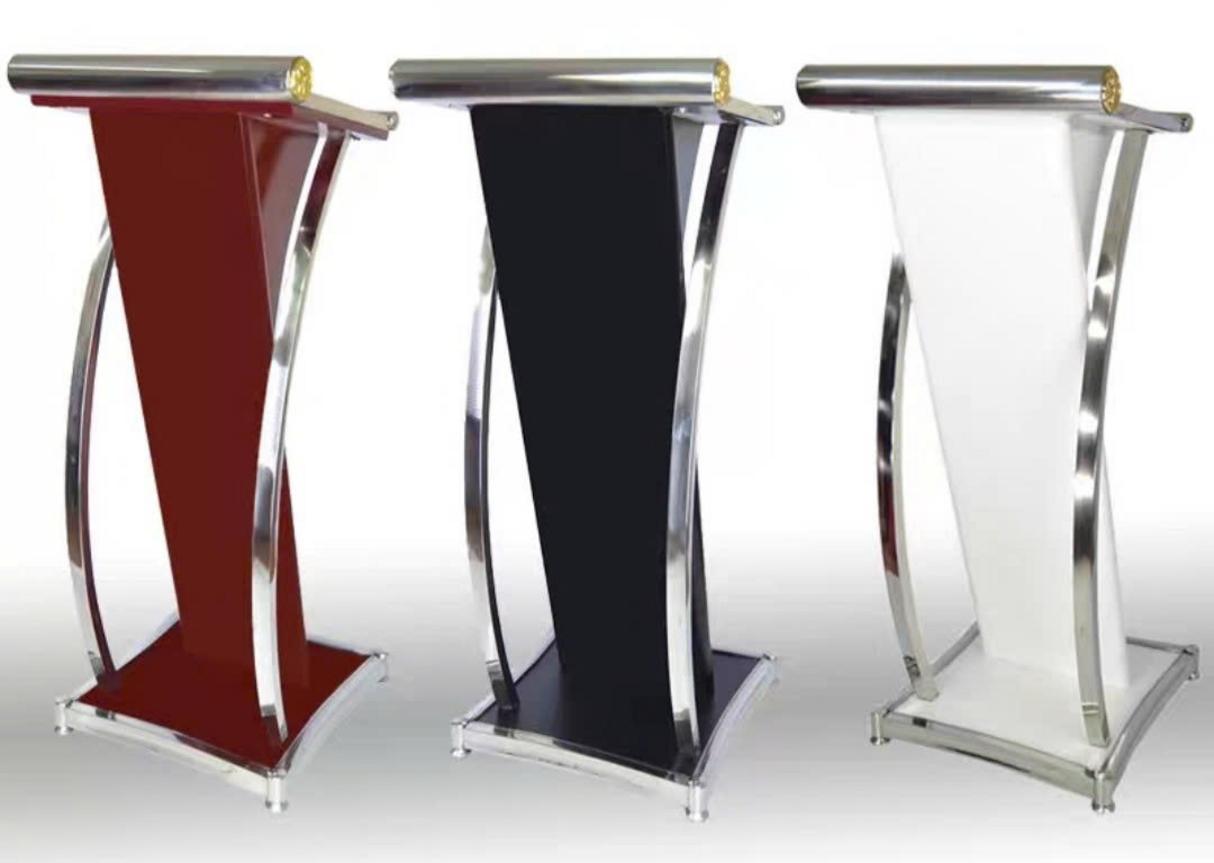 Xưởng sản xuất của Cơ Khí Đại Việt với đội ngũ kỹ sư và công nhân đang gia công một sản phẩm bục phát biểu inox.