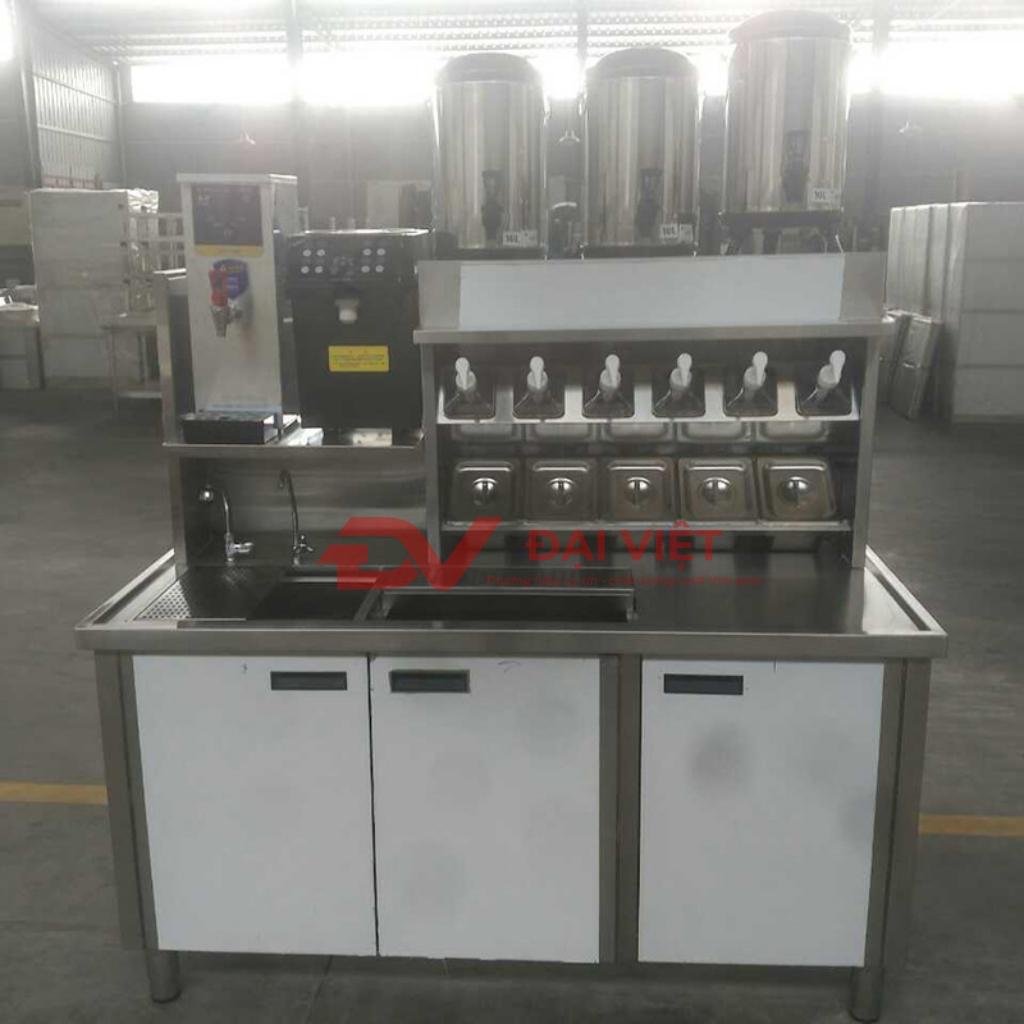 Xưởng gia công inox hiện đại của Cơ Khí Đại Việt với đội ngũ kỹ thuật viên lành nghề.