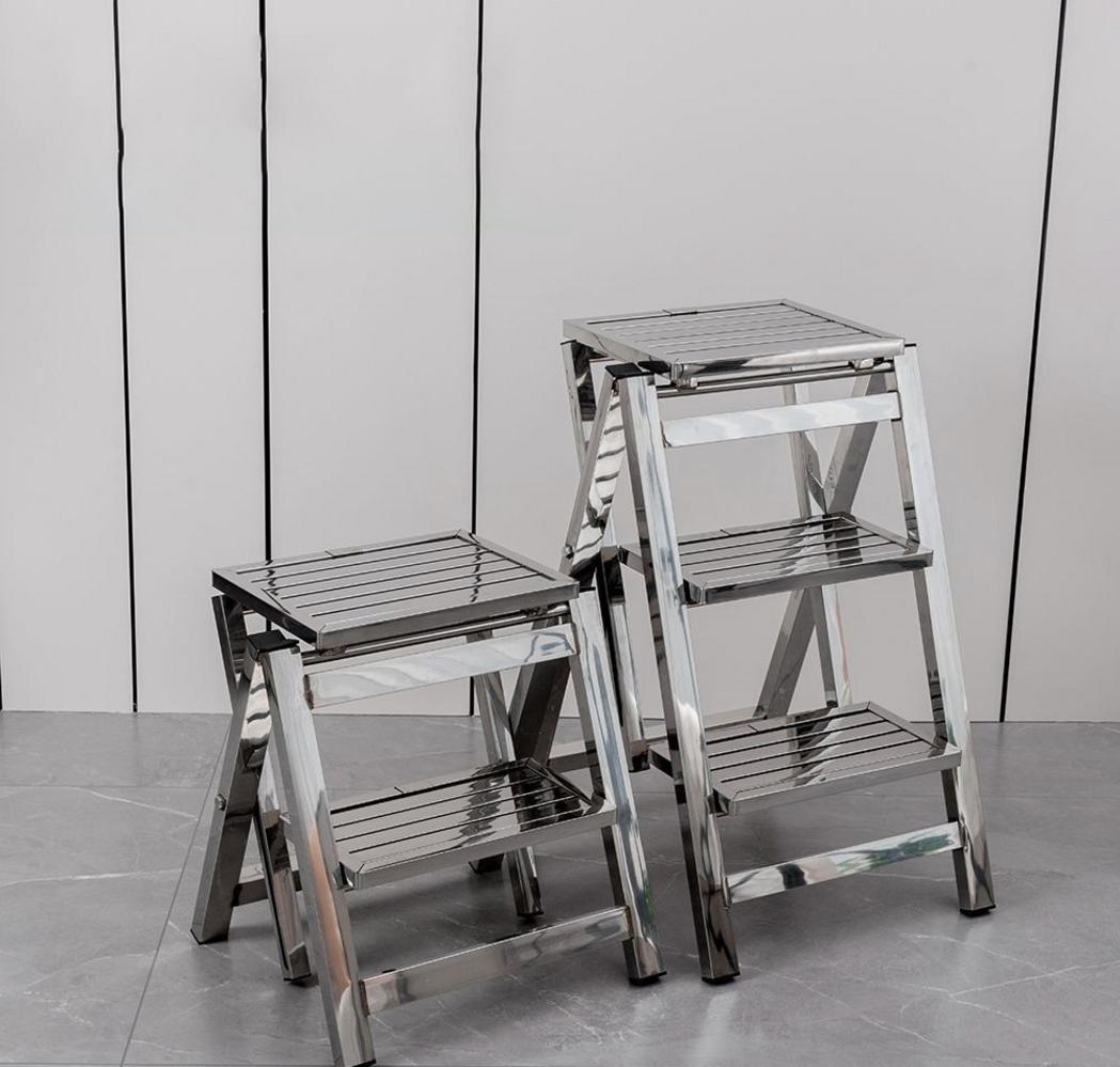 Đội ngũ kỹ sư Cơ Khí Đại Việt đang hoàn thiện một mẫu thang inox được gia công theo yêu cầu.