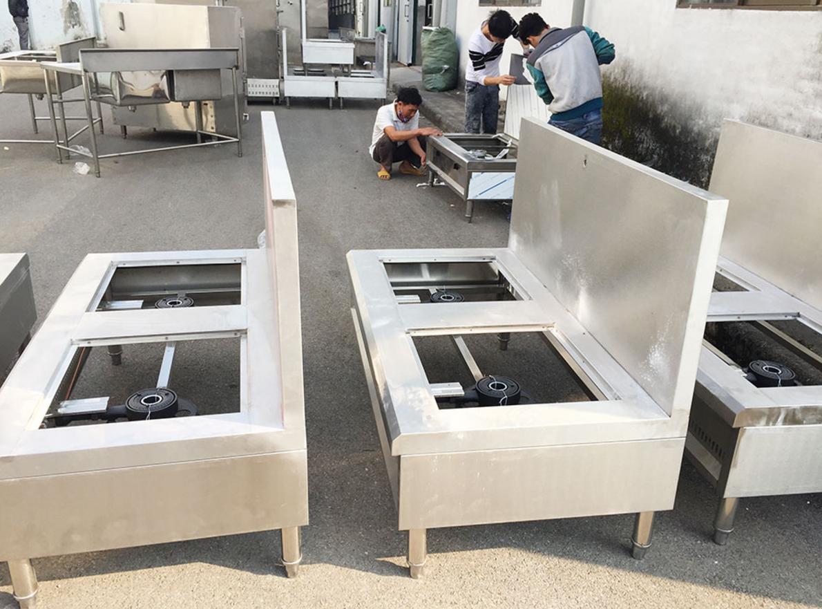 Kỹ sư đang tiến hành kiểm tra an toàn hệ thống gas công nghiệp cho nhà hàng.