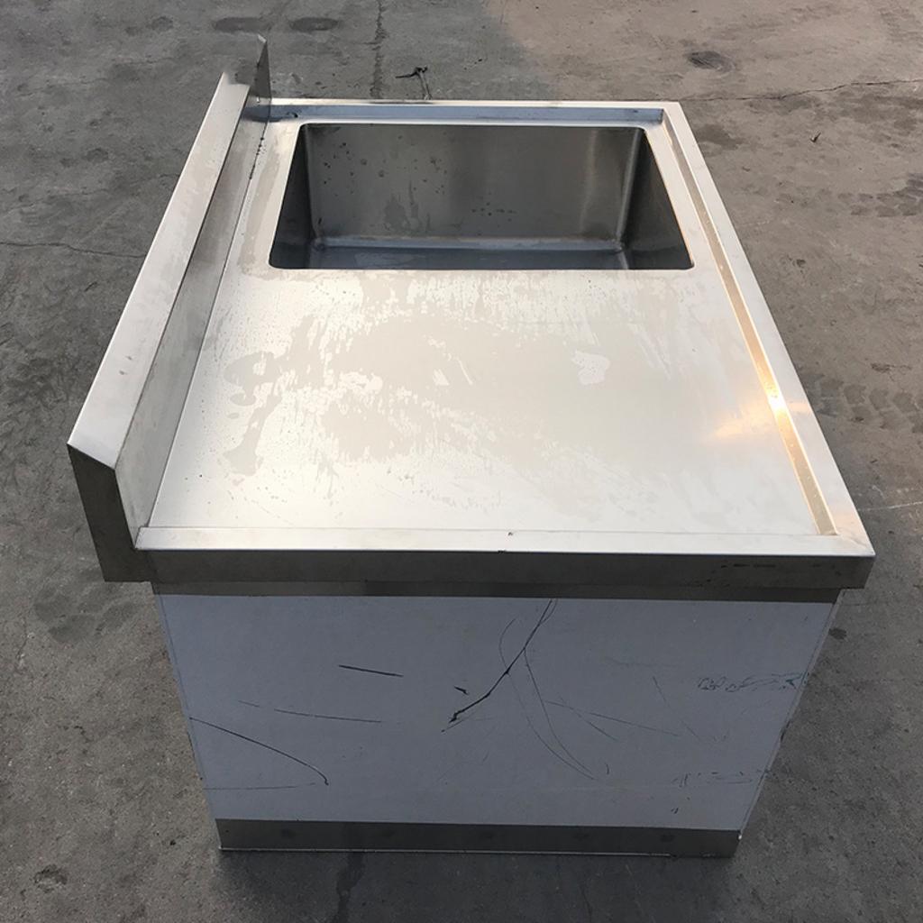 Bảng giá tham khảo chi phí làm tủ bếp inox 304 cánh kính theo mét dài.