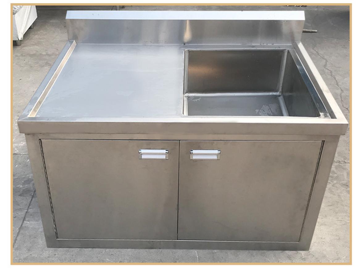 Bảng so sánh chi tiết các ưu và nhược điểm của tủ inox, tủ gỗ công nghiệp và tủ nhựa.
