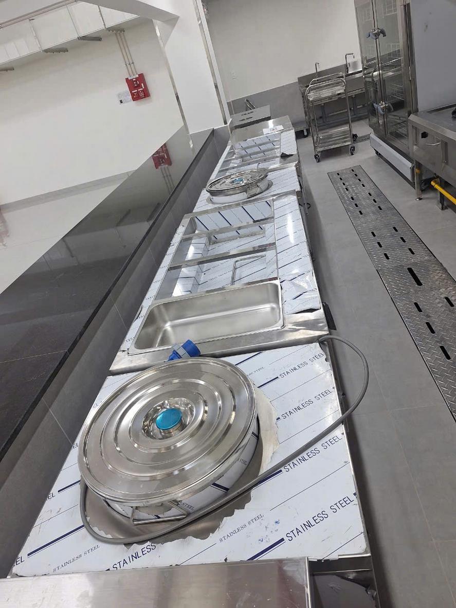 Bếp tập thể tách line sơ chế và ra món giảm tắc nghẽn.