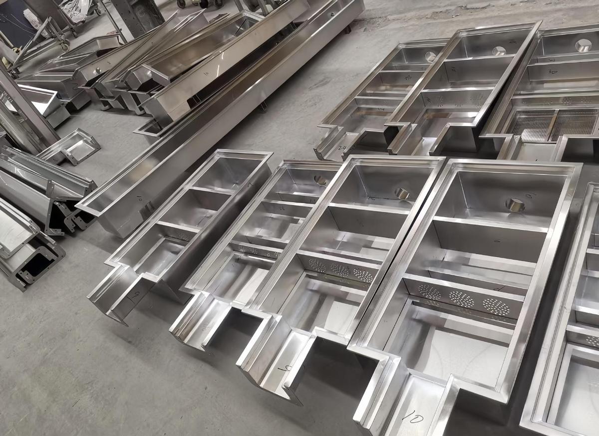 Lắp ống thông hơi và bẫy nước để kiểm soát mùi.