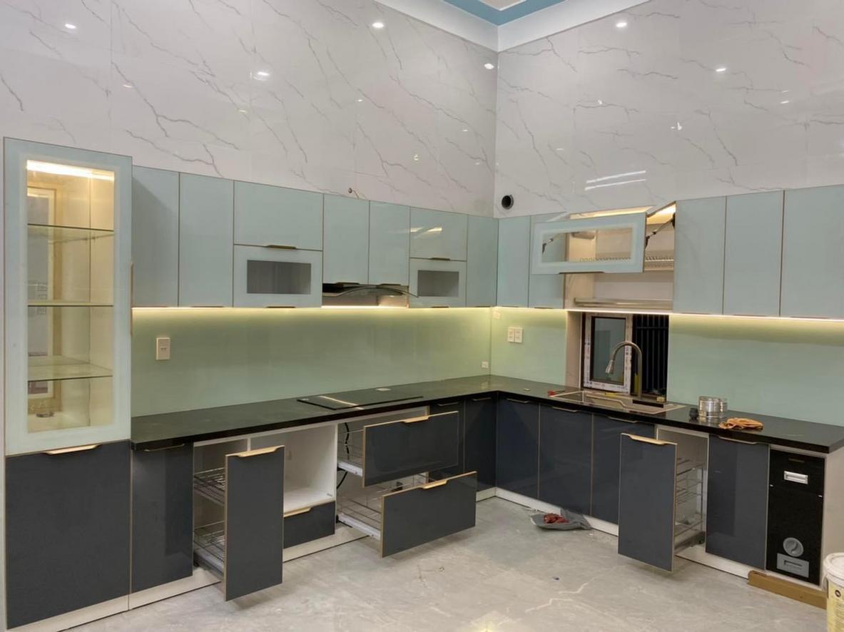 Cánh kính cường lực viền nhôm trên khung inox.