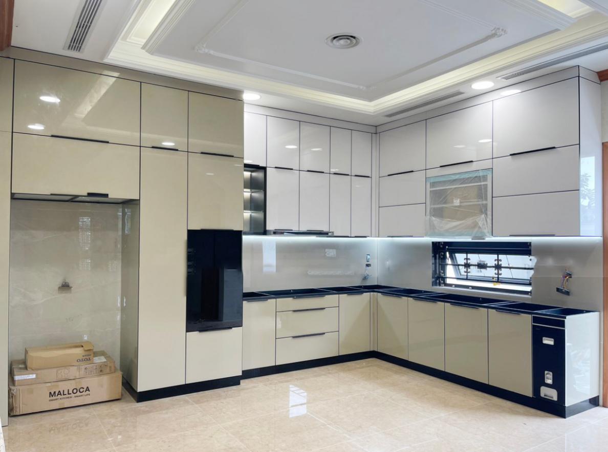 Ba lựa chọn cánh phổ biến: kính, Acrylic, Laminate cho khung inox 304.
