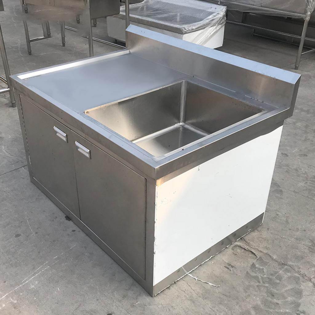 Chuyên viên kỹ thuật của Cơ Khí Đại Việt đang thực hiện bảo trì định kỳ hệ thống tủ bếp công nghiệp.