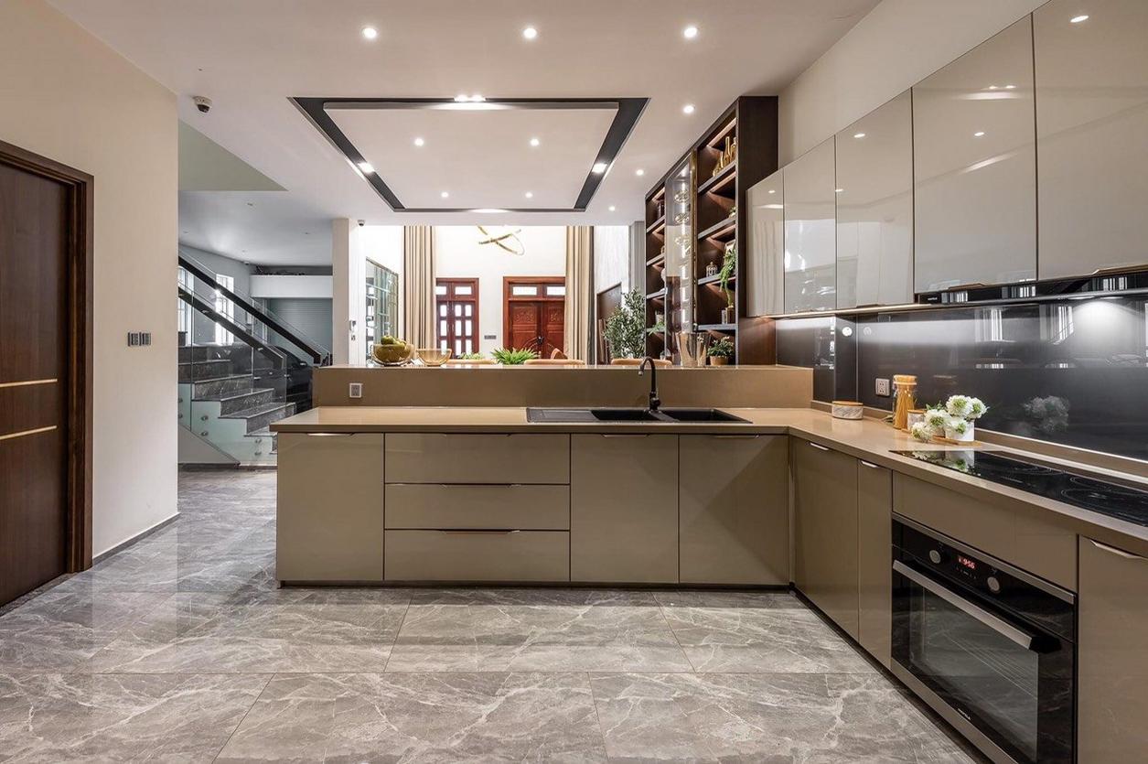 Sơ đồ cấu tạo: thùng inox, khung nhôm, cánh kính, bản lề giảm chấn.