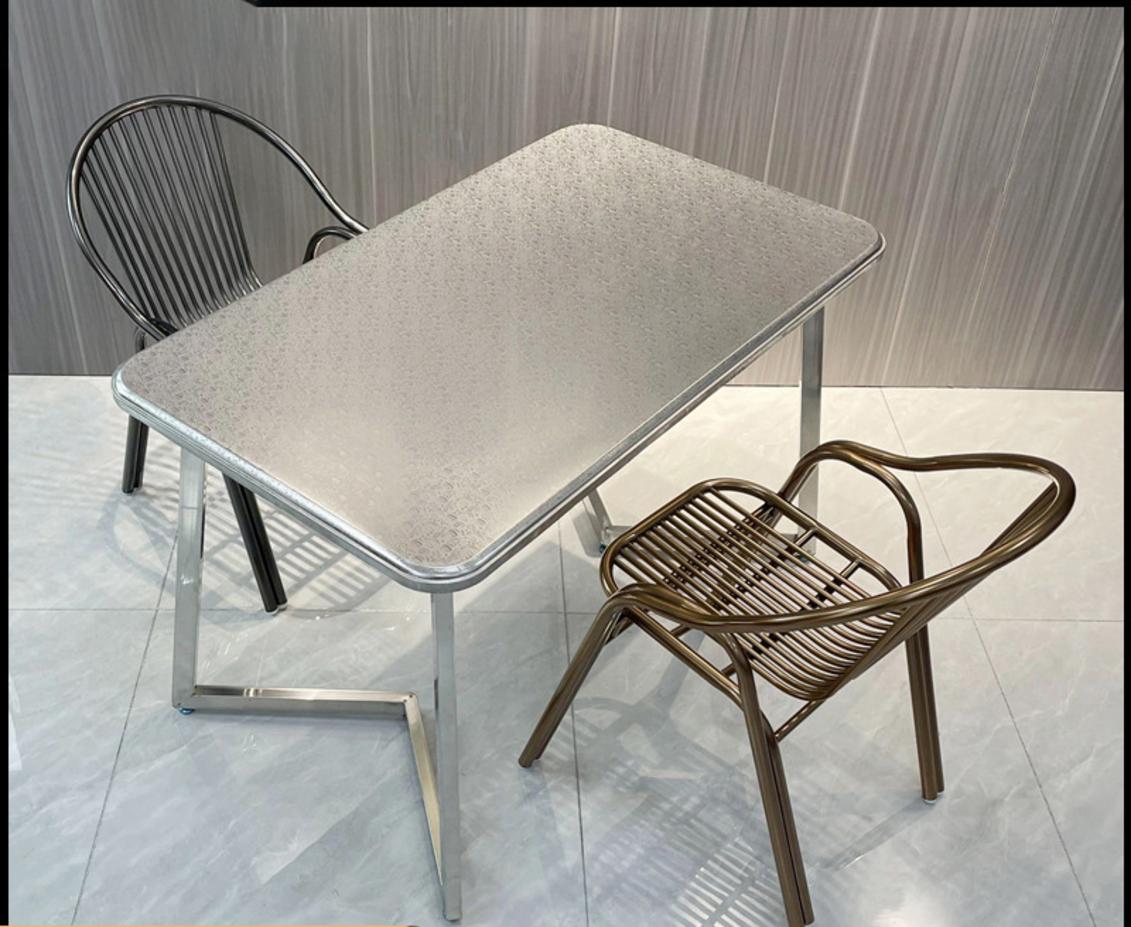 Vệ sinh đúng cách giúp bàn ghế inox luôn sáng bóng và bền đẹp.