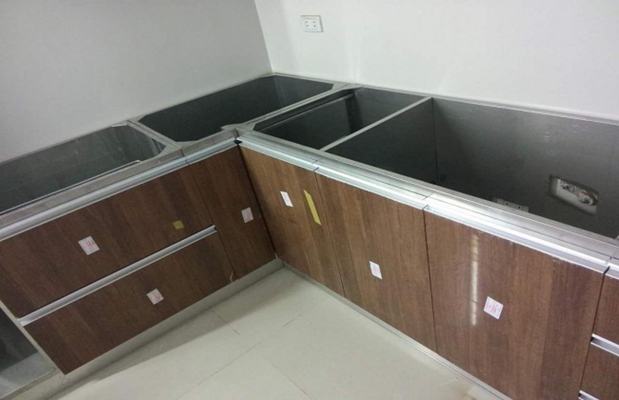 Hệ tủ bếp Inox 304 kết hợp cánh kính cường lực lắp đặt tại bếp nhà hàng (ví dụ dự án).