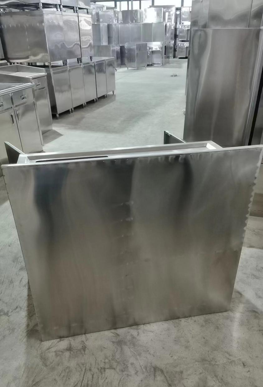 Đảo bếp phủ đá quartz vân mây.