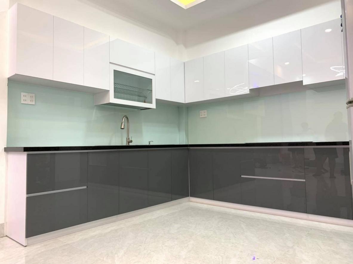 Mặt đá chuẩn bếp, bền màu – dễ vệ sinh.