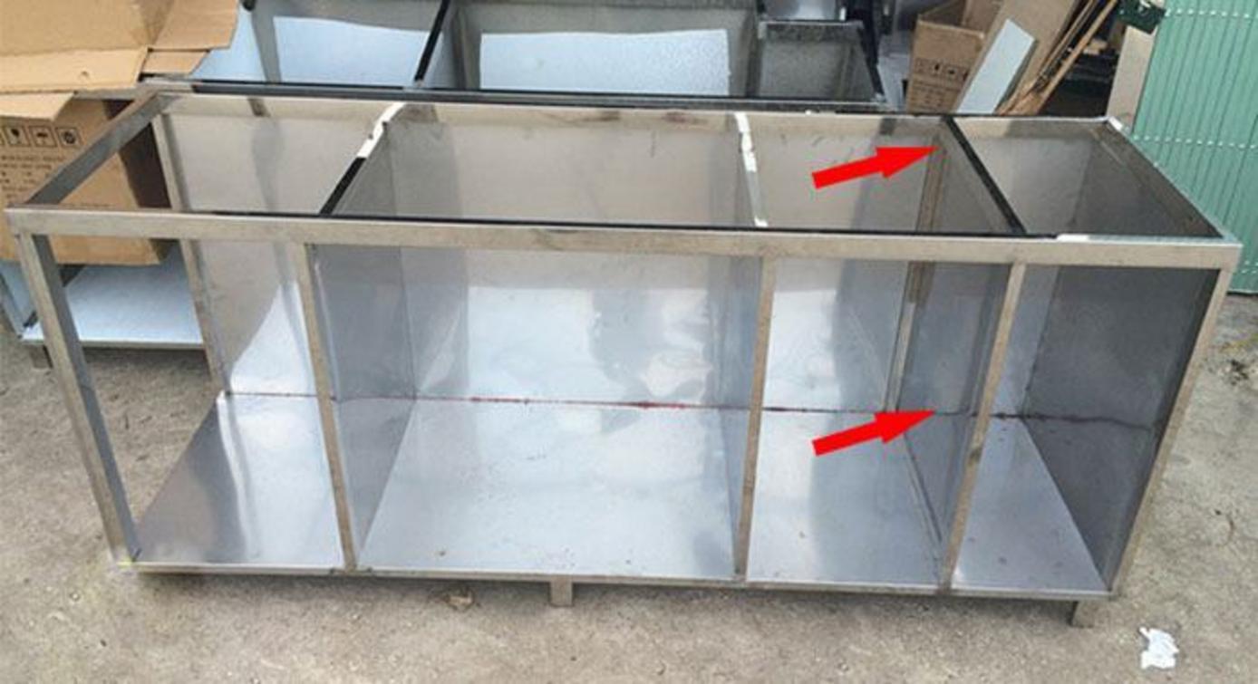 Phối cánh Laminate vân gỗ với khung inox 304 tạo cảm giác ấm.