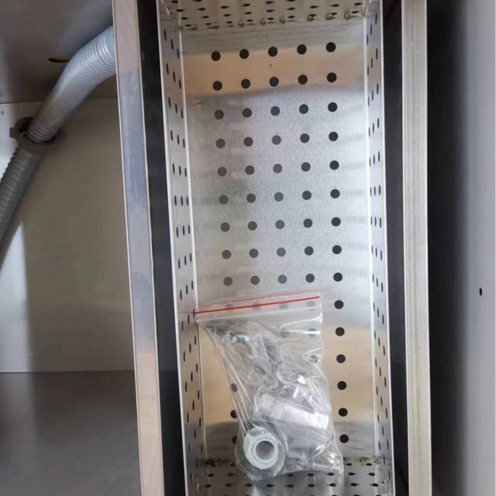 Bẫy mỡ đặt nổi cạnh cụm chậu rửa công nghiệp.