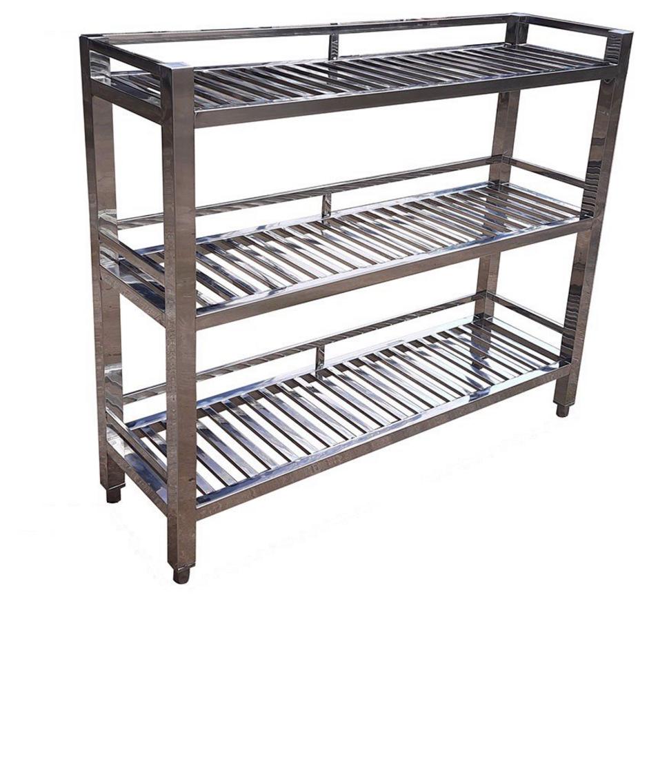 Đội ngũ kỹ thuật viên của Cơ Khí Đại Việt đang lắp đặt hệ thống kệ inox tại công trình.