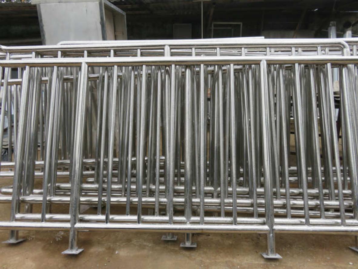 Lan can inox thanh ngang cho ban công nhà phố.