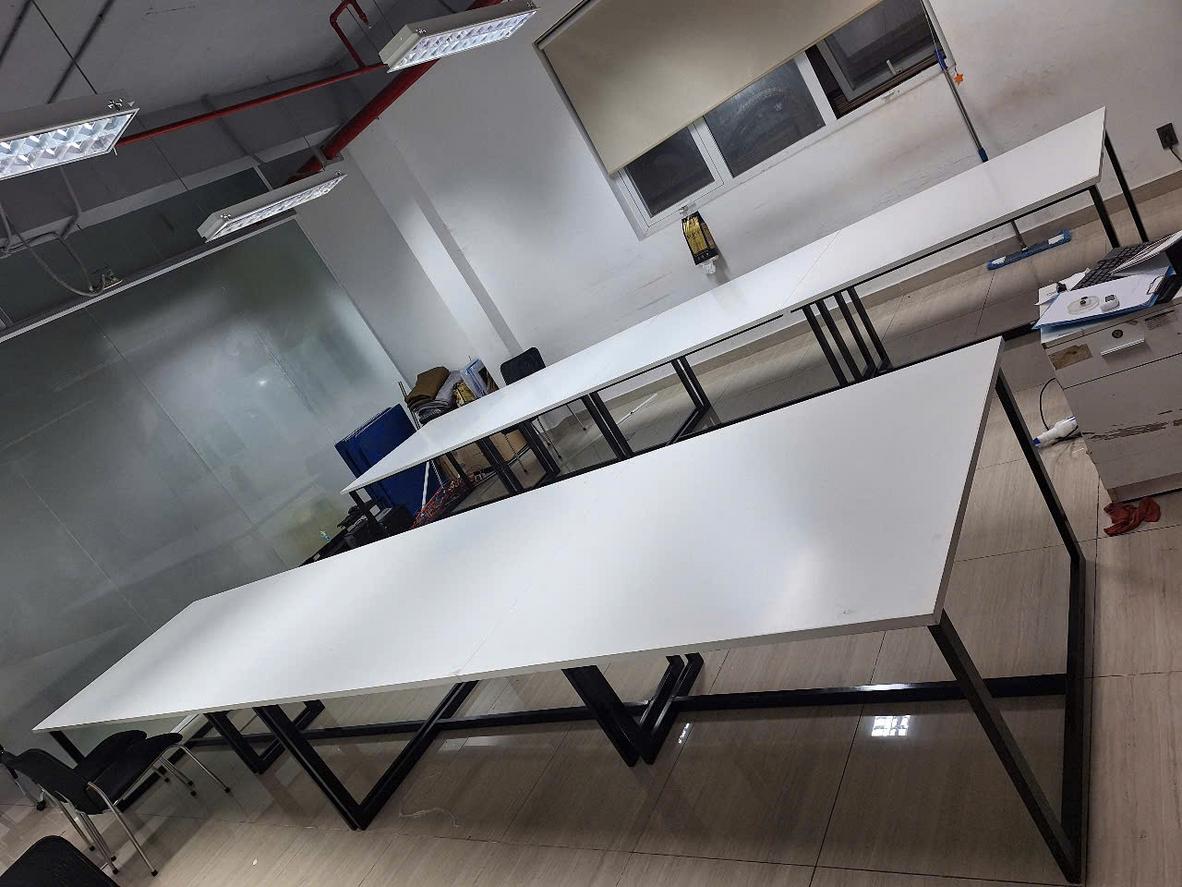 Các thiết bị inox công nghiệp điển hình trong một khu bếp nhà hàng chuyên nghiệp.