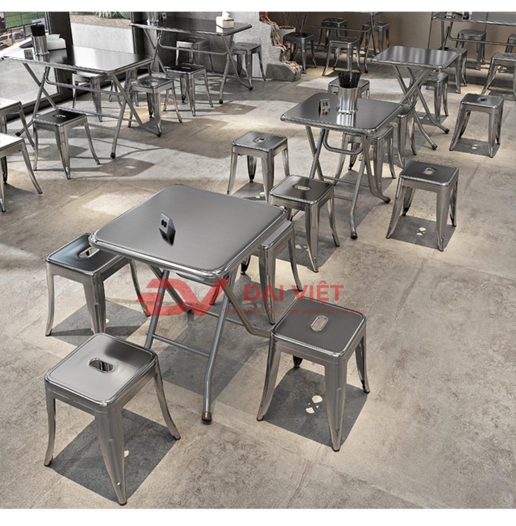 Một bộ bàn ghế inox 304 tiêu chuẩn trong khu vực canteen nhà máy.