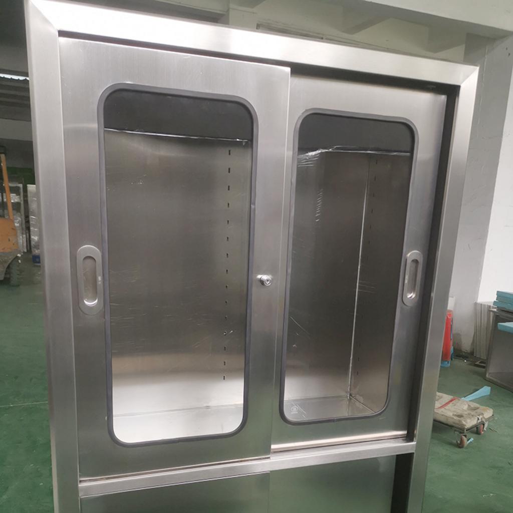 Ray trượt êm và bánh xe khóa giúp thao tác nhanh, tủ cố định an toàn khi cần.