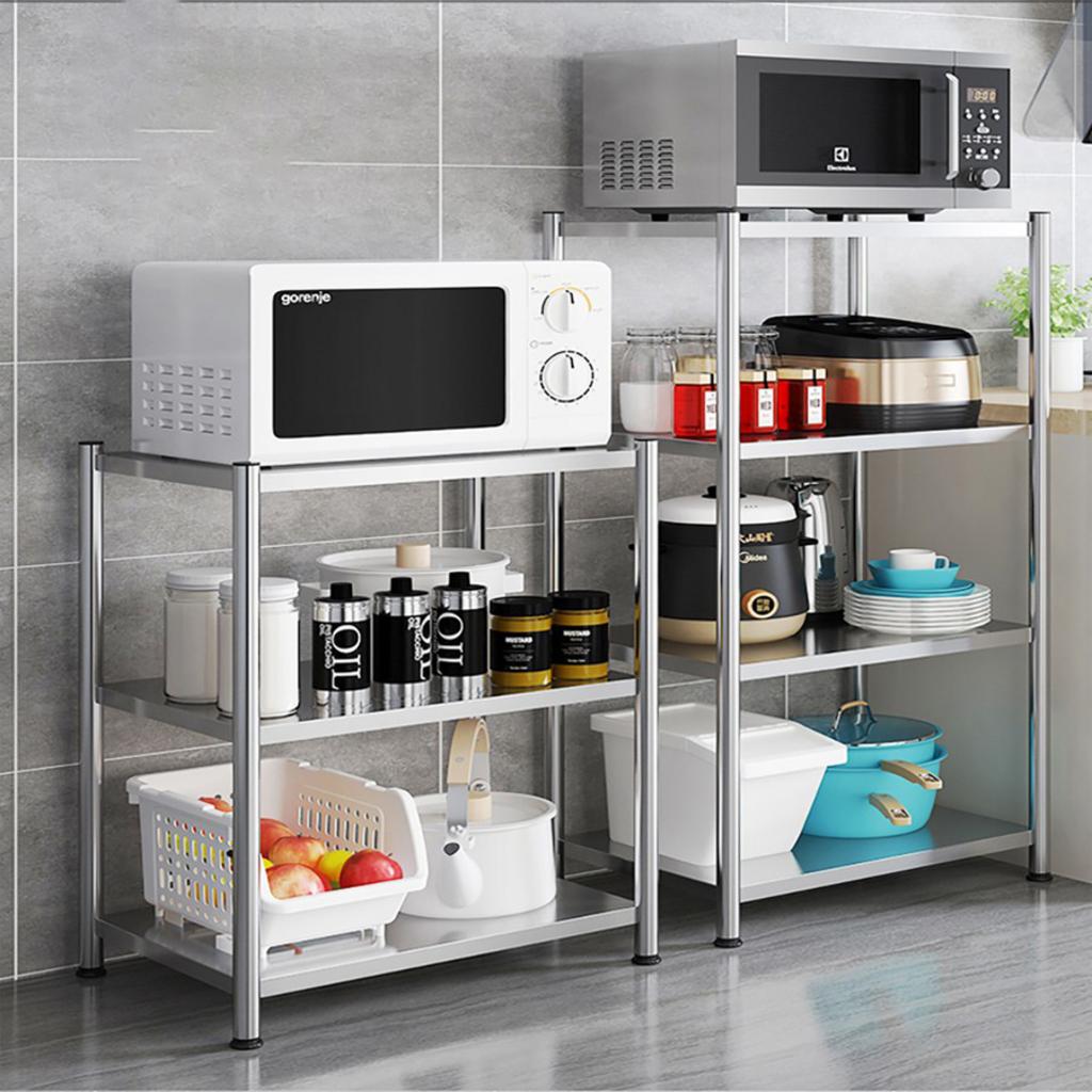 Kệ inox 4 tầng được lắp đặt trong khu bếp công nghiệp của một nhà hàng lớn.