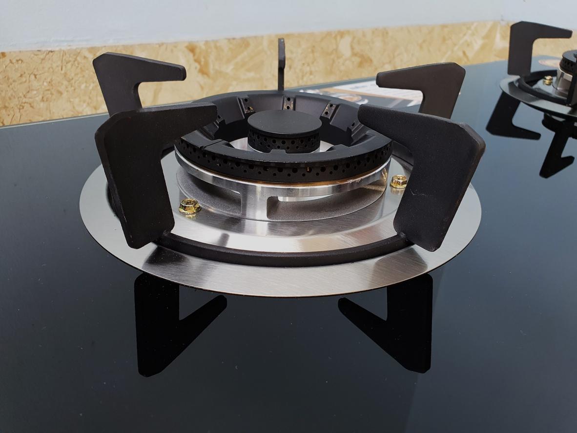 Nhân viên bếp thực hiện vệ sinh họng đốt bếp Á công nghiệp để đảm bảo lửa xanh và tiết kiệm gas.