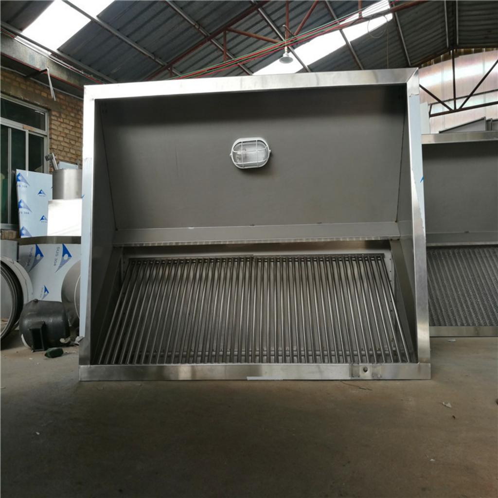 Nhân viên kỹ thuật đang tháo dỡ phin lọc mỡ inox để vệ sinh.