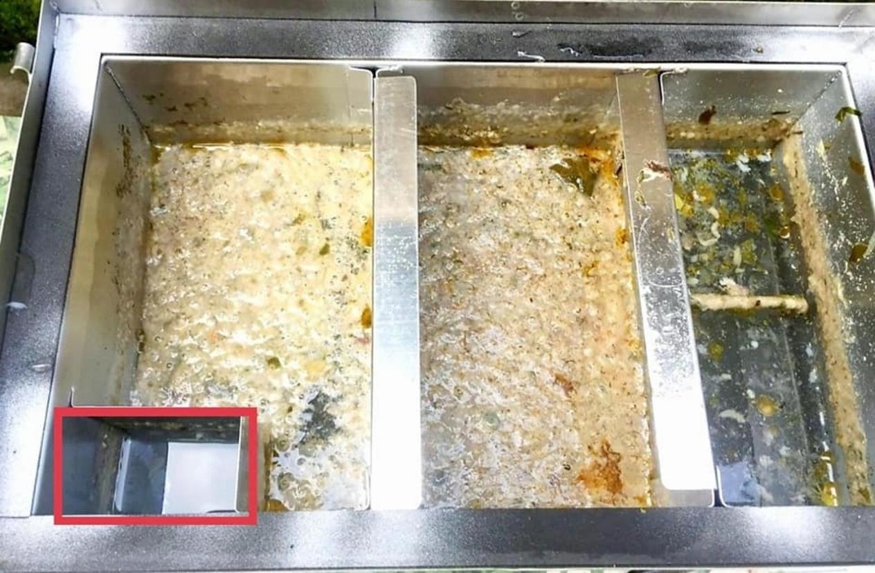 Bẫy mỡ âm sàn phù hợp bếp công nghiệp lớn nhưng cần thi công nền và nắp thăm đúng kỹ thuật.