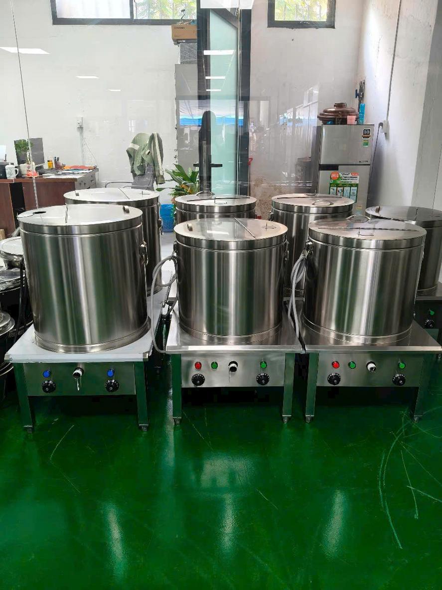 Nồi nấu phở gas sử dụng pép đốt công nghiệp và hệ thống cấp gas để tạo nhiệt trực tiếp.