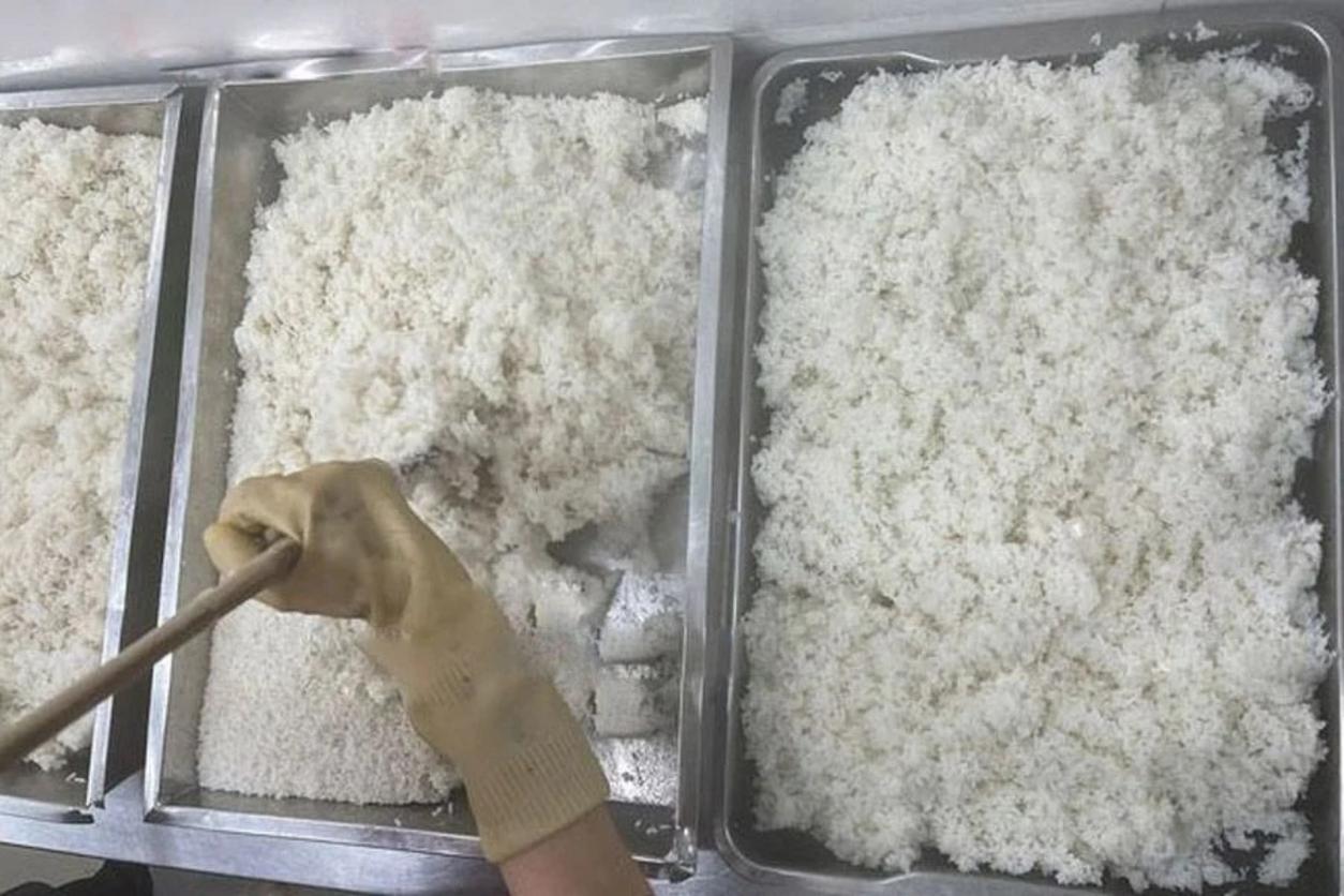 Sai công suất tủ cơm thường kéo theo thiếu cơm giờ cao điểm hoặc lãng phí chi phí vận hành và mặt bằng.