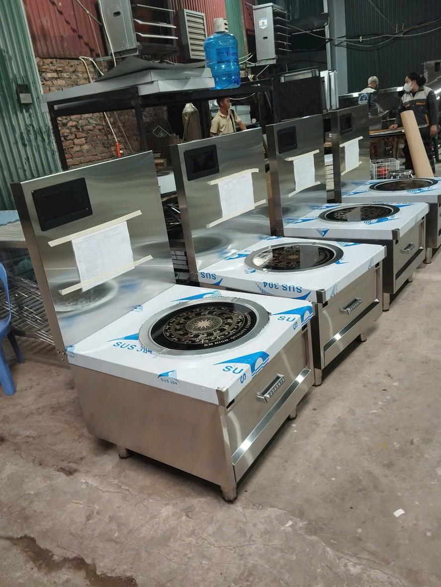 Bảng gợi ý hạng mục thiết bị inox theo quy mô 500–1000–3000 suất/ngày (tham khảo).