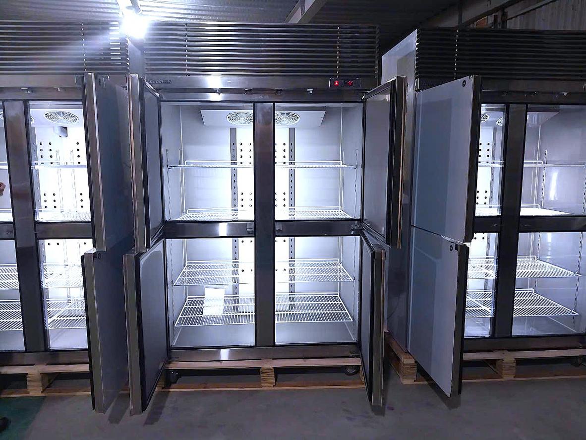 Bánh xe chịu lực và bảng điều khiển giúp lắp đặt linh hoạt và vận hành dễ dàng.