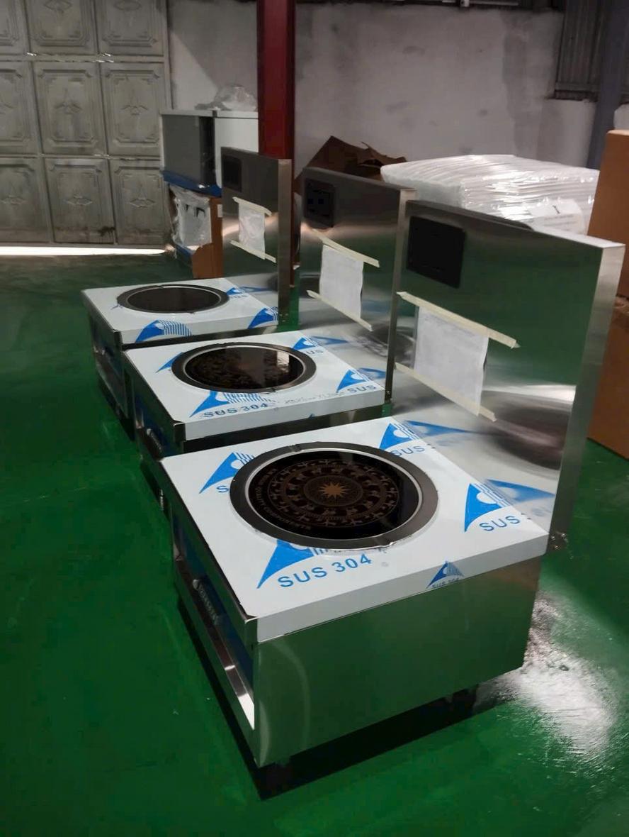 Bẫy mỡ inox và vỉ thoát sàn là hạng mục bắt buộc để bếp KCN vận hành sạch và ít nghẹt.