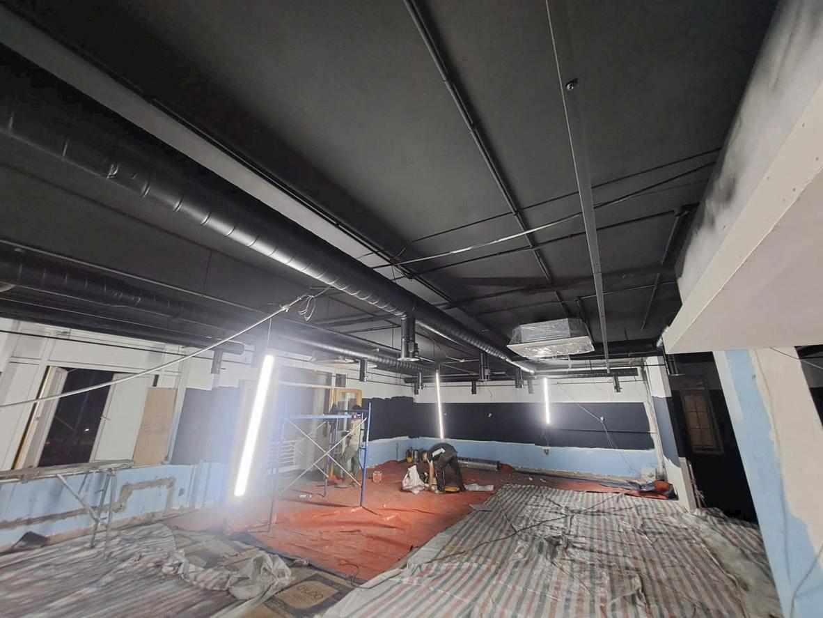 Bếp căn tin phục vụ theo ca cần bố trí luồng thao tác ngắn và rõ ràng.