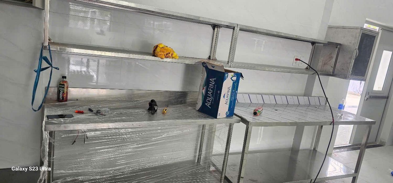 Bếp từ công nghiệp giúp giảm nhiệt tỏa và tăng an toàn trong bếp nhà máy.